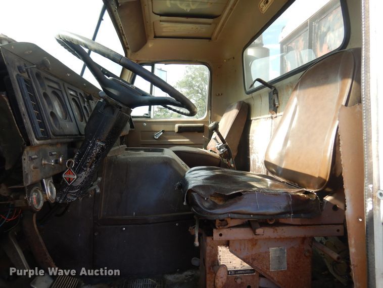 image for item KI9324 1979 International F2275  grain truck