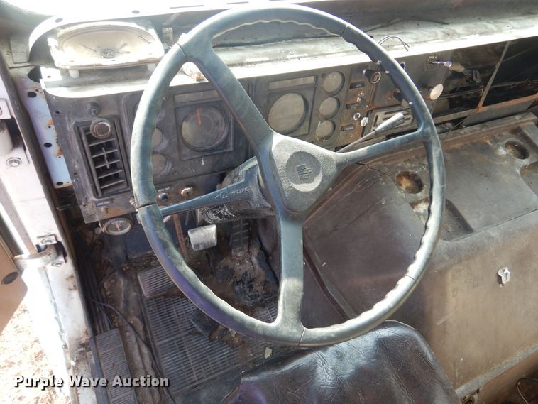 image for item KI9324 1979 International F2275  grain truck