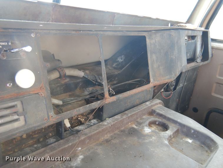 image for item KI9324 1979 International F2275  grain truck