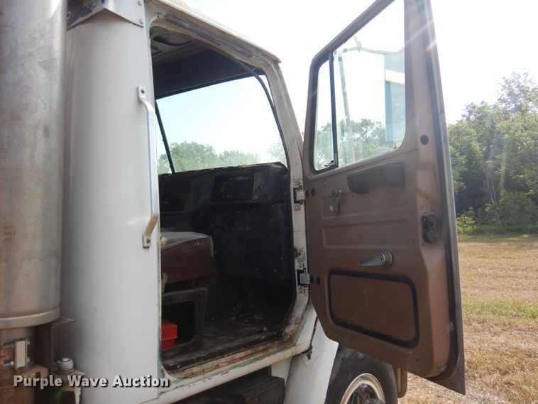 image for item KI9324 1979 International F2275  grain truck