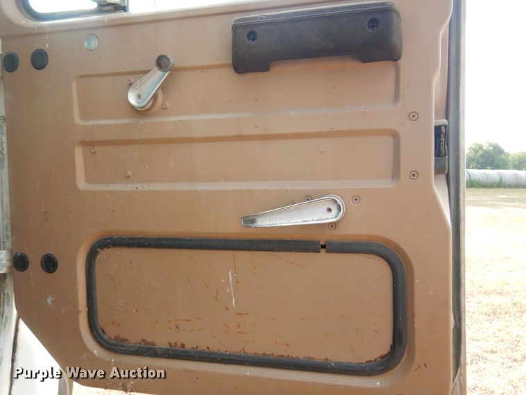 image for item KI9324 1979 International F2275  grain truck