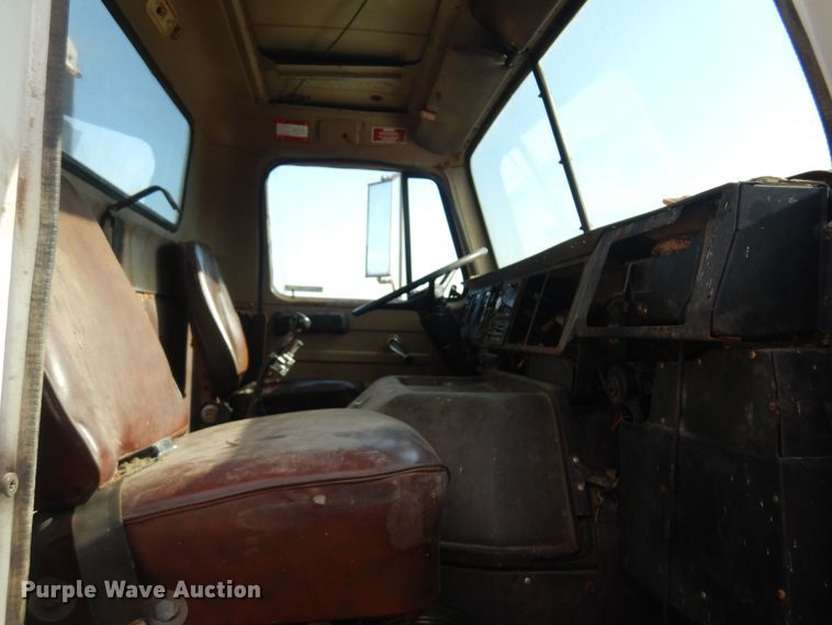 image for item KI9324 1979 International F2275  grain truck