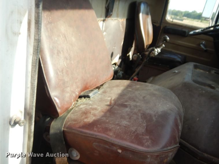 image for item KI9324 1979 International F2275  grain truck