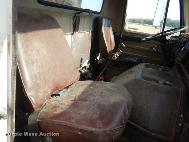 image for item KI9324 1979 International F2275  grain truck