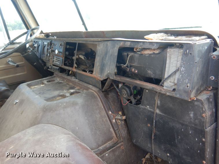 image for item KI9324 1979 International F2275  grain truck