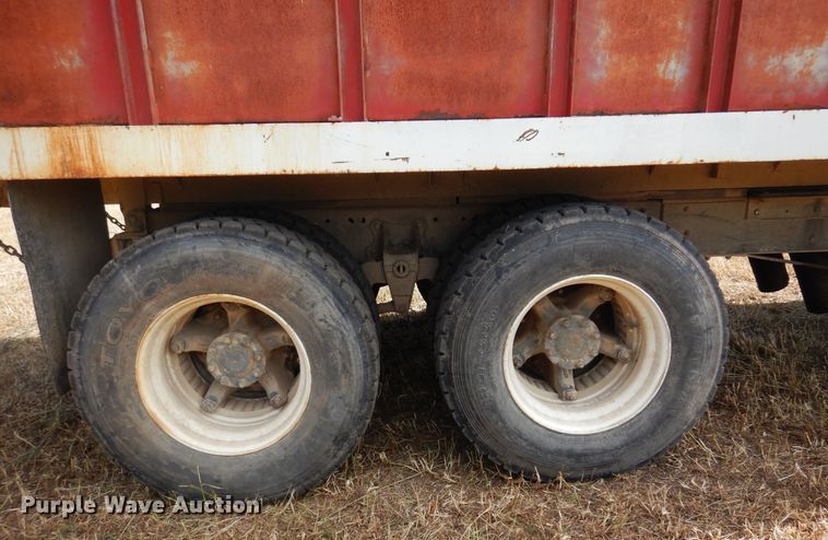 image for item KI9324 1979 International F2275  grain truck