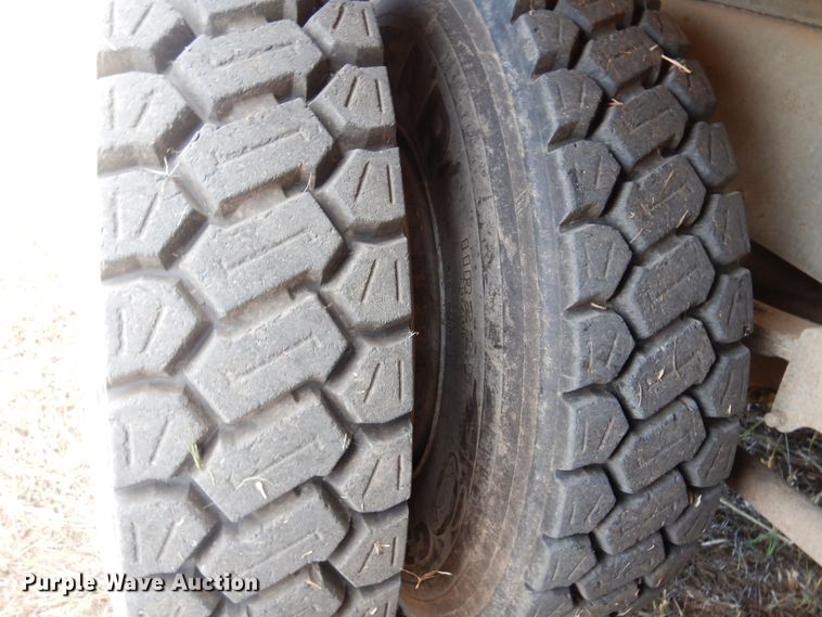 image for item KI9324 1979 International F2275  grain truck