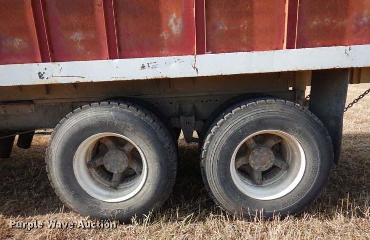 image for item KI9324 1979 International F2275  grain truck