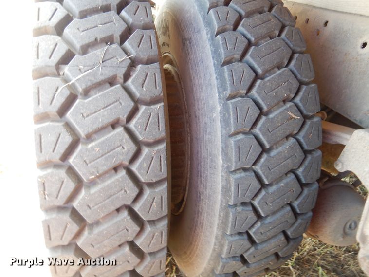 image for item KI9324 1979 International F2275  grain truck