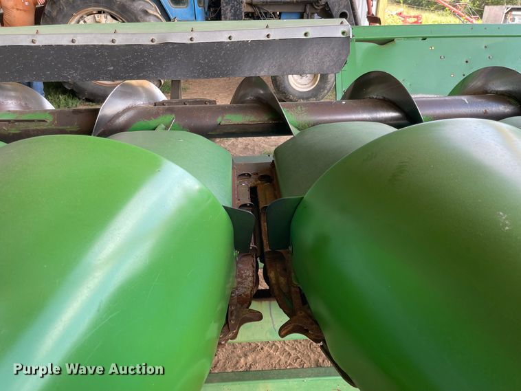 image for item LF9271 1995 John Deere 893  corn head