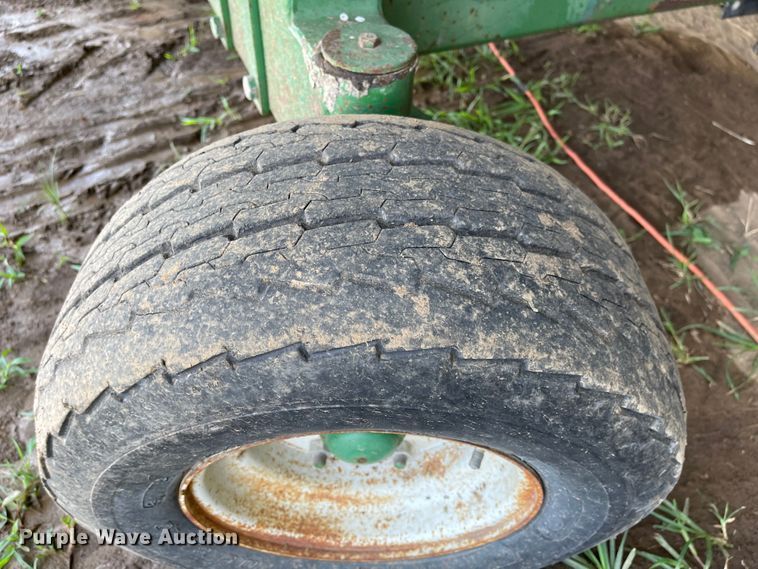 image for item LF9271 1995 John Deere 893  corn head