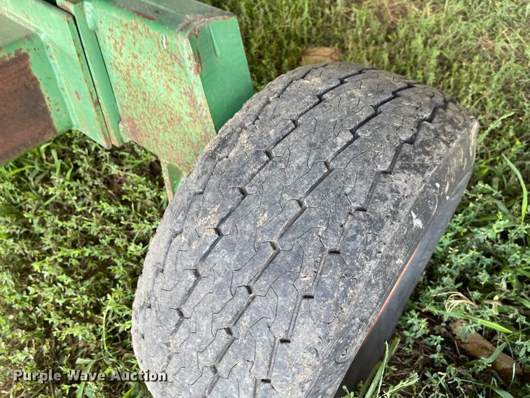 image for item LF9271 1995 John Deere 893  corn head