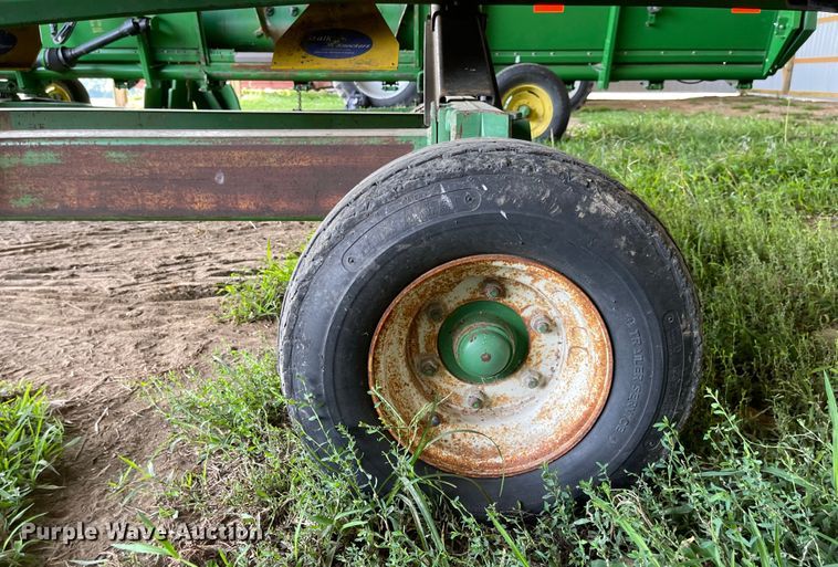 image for item LF9271 1995 John Deere 893  corn head