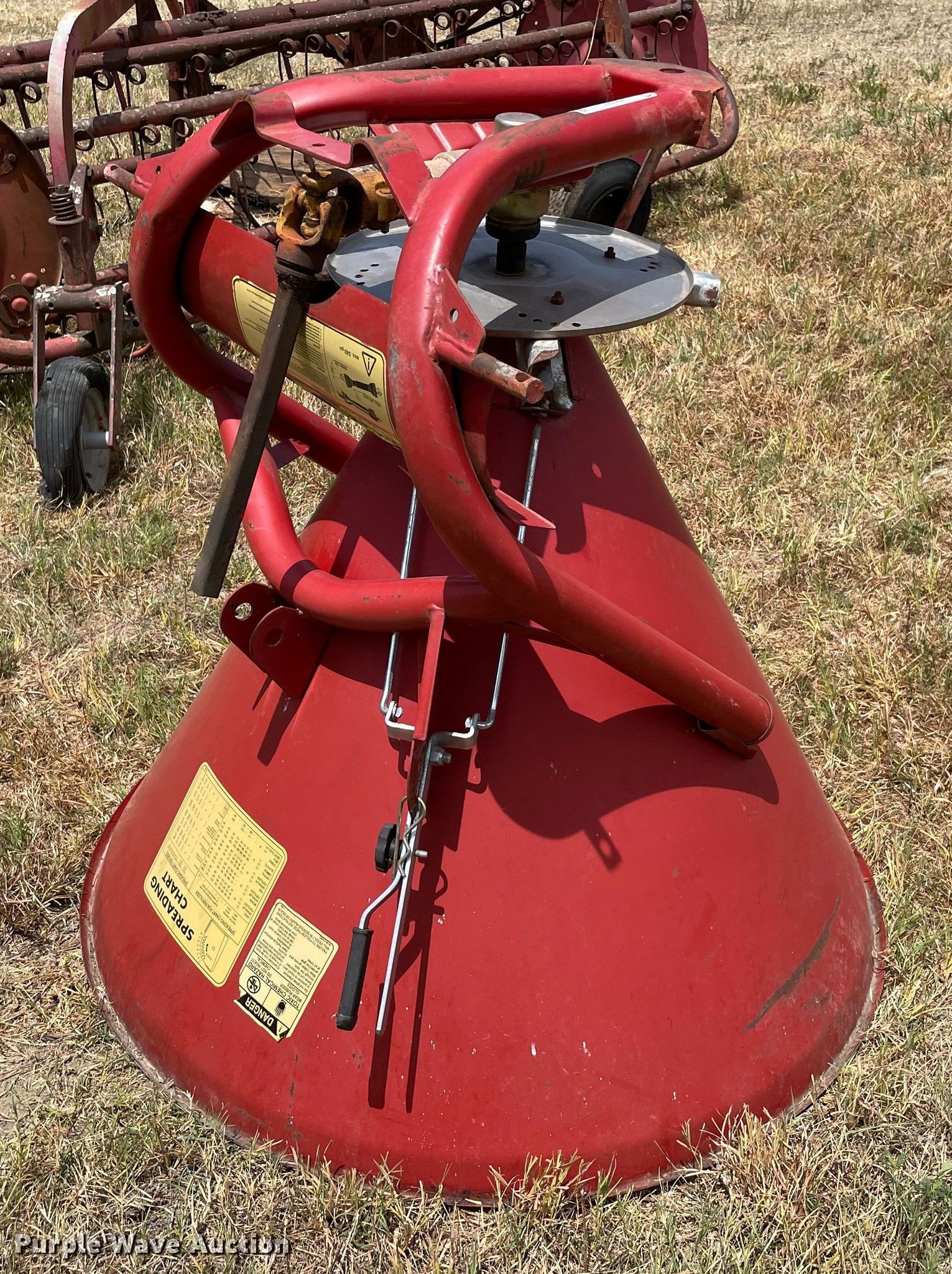 Cosmo 500 spreader in Ada, OK Item KE9357 sold Purple Wave