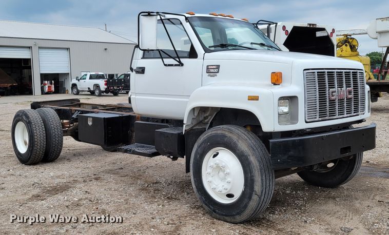 image for item DM2425 2000 GMC C7500  truck cab and chassis