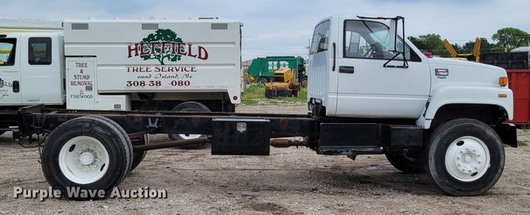image for item DM2425 2000 GMC C7500  truck cab and chassis