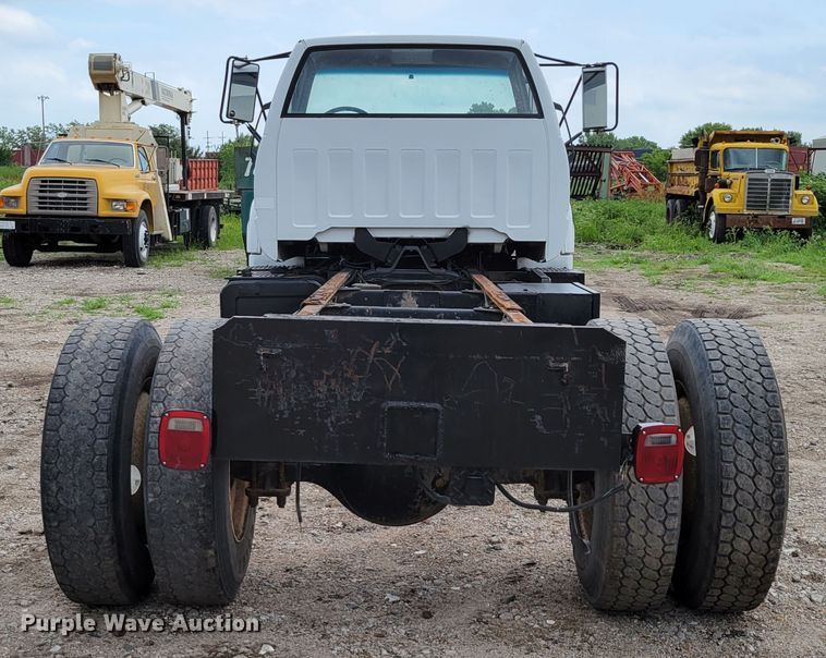image for item DM2425 2000 GMC C7500  truck cab and chassis