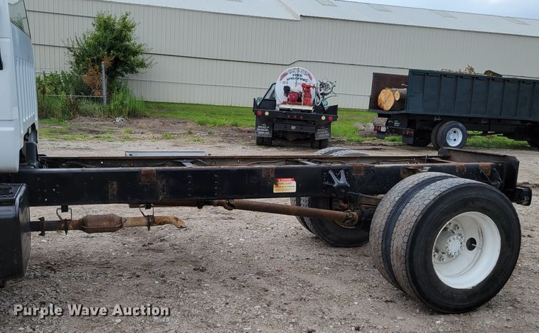 image for item DM2425 2000 GMC C7500  truck cab and chassis