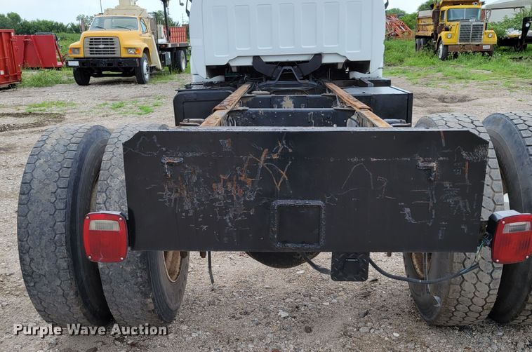 image for item DM2425 2000 GMC C7500  truck cab and chassis