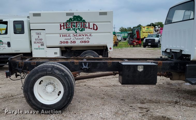 image for item DM2425 2000 GMC C7500  truck cab and chassis