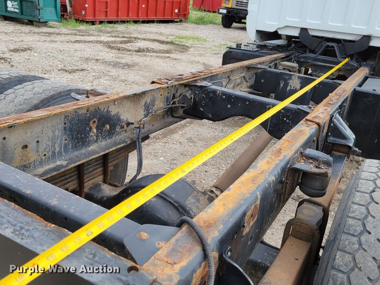 image for item DM2425 2000 GMC C7500  truck cab and chassis