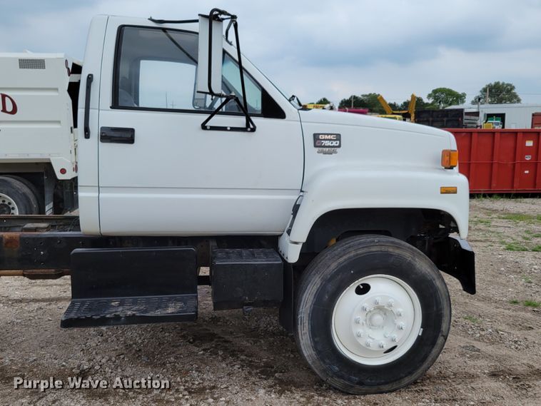 image for item DM2425 2000 GMC C7500  truck cab and chassis