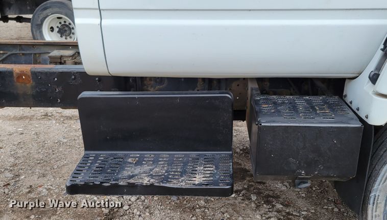 image for item DM2425 2000 GMC C7500  truck cab and chassis