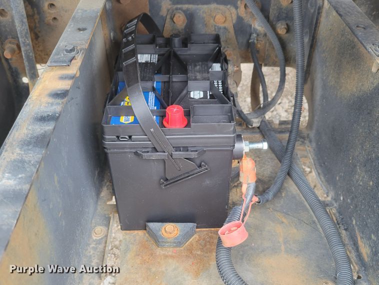 image for item DM2425 2000 GMC C7500  truck cab and chassis