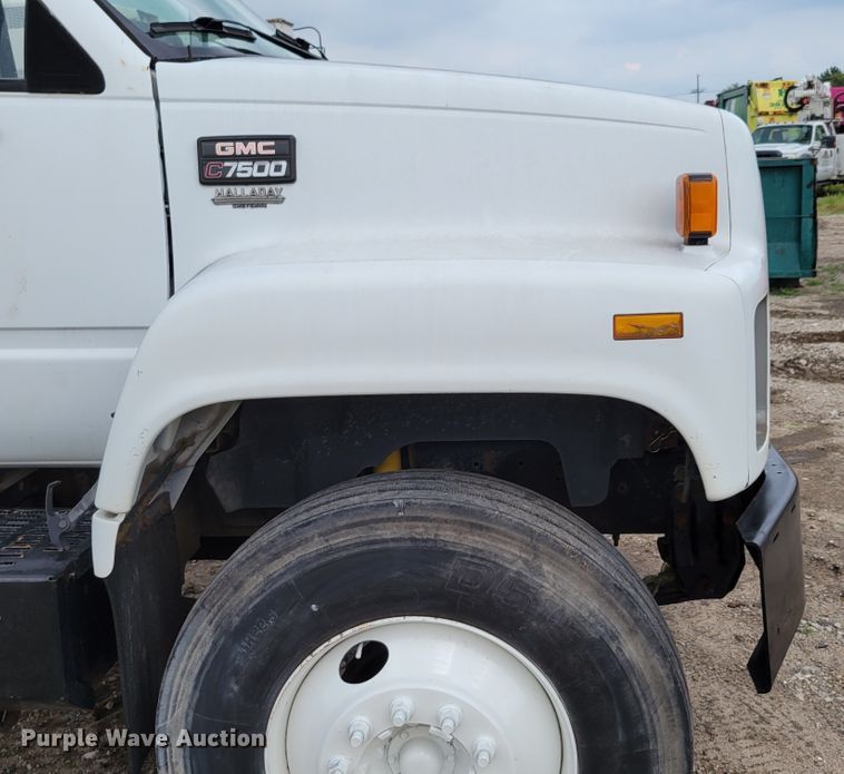 image for item DM2425 2000 GMC C7500  truck cab and chassis