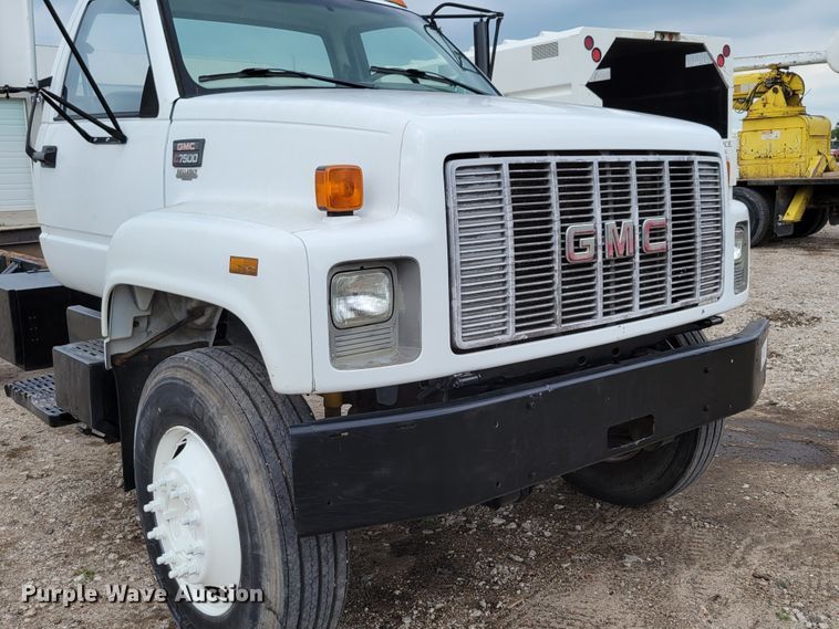 image for item DM2425 2000 GMC C7500  truck cab and chassis
