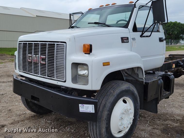 image for item DM2425 2000 GMC C7500  truck cab and chassis