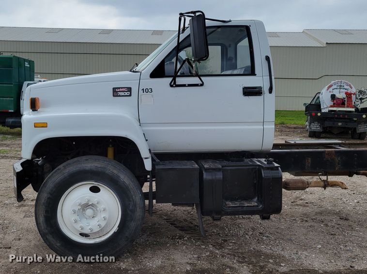 image for item DM2425 2000 GMC C7500  truck cab and chassis