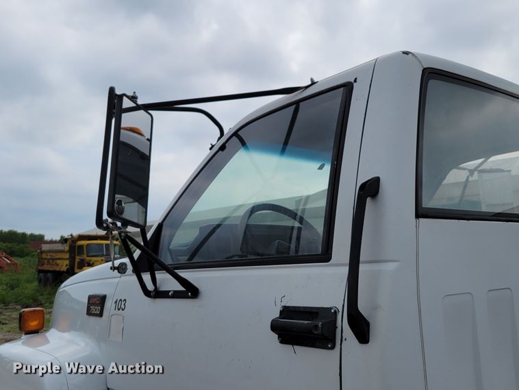 image for item DM2425 2000 GMC C7500  truck cab and chassis