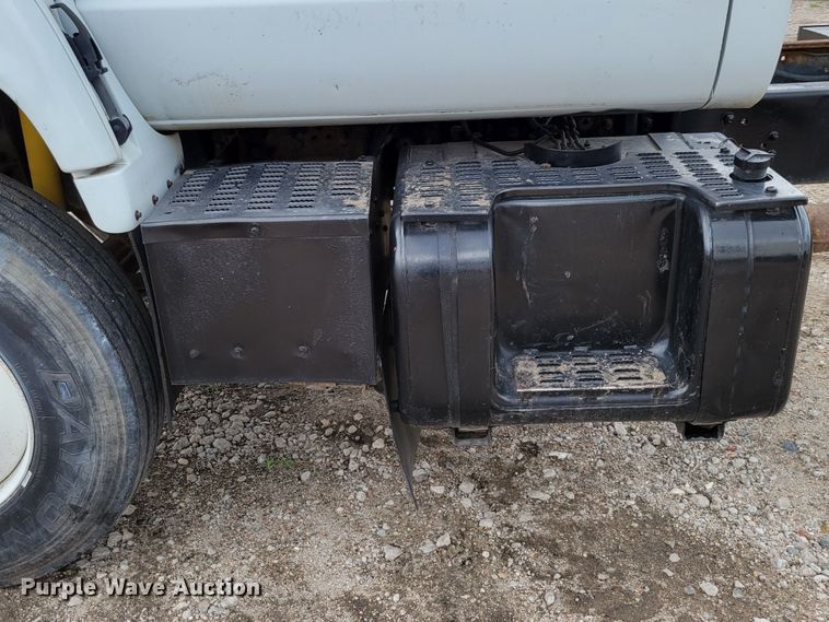 image for item DM2425 2000 GMC C7500  truck cab and chassis