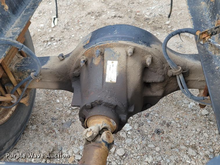 image for item DM2425 2000 GMC C7500  truck cab and chassis