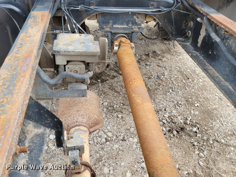 image for item DM2425 2000 GMC C7500  truck cab and chassis