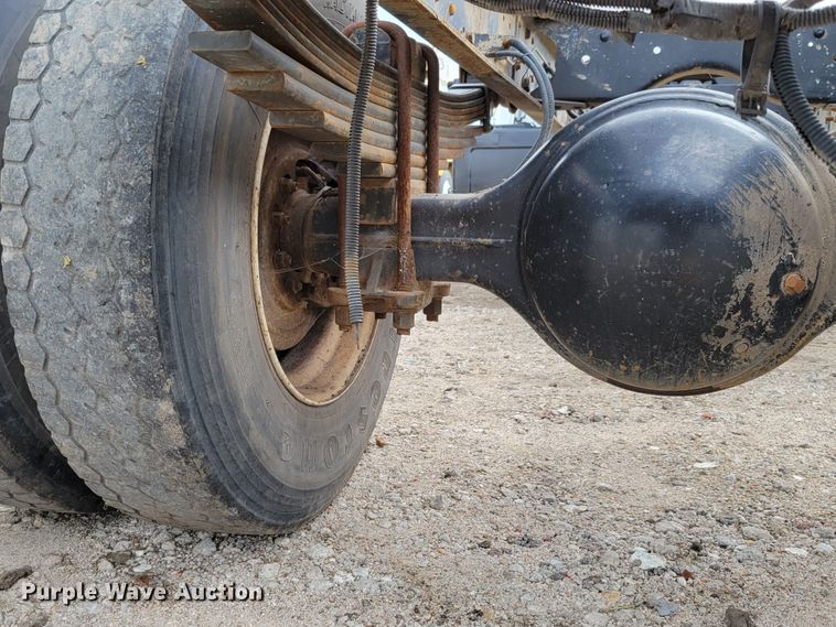 image for item DM2425 2000 GMC C7500  truck cab and chassis