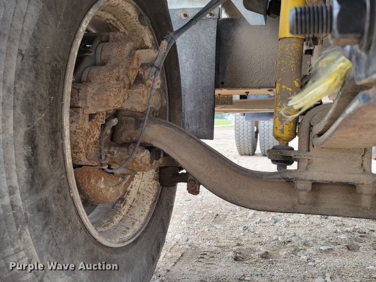 image for item DM2425 2000 GMC C7500  truck cab and chassis