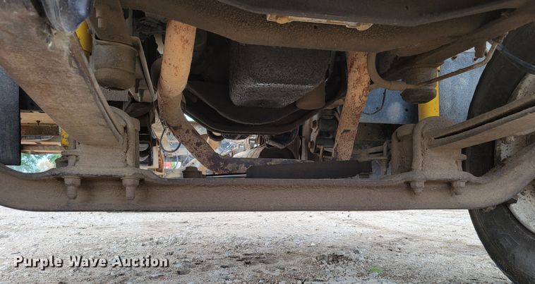 image for item DM2425 2000 GMC C7500  truck cab and chassis