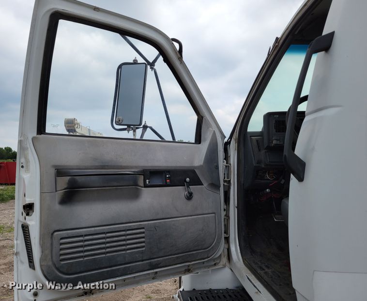 image for item DM2425 2000 GMC C7500  truck cab and chassis