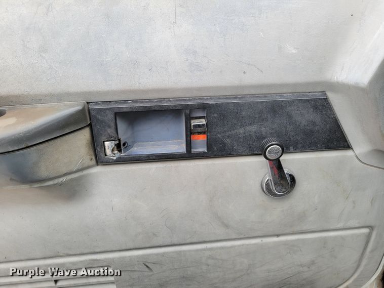 image for item DM2425 2000 GMC C7500  truck cab and chassis