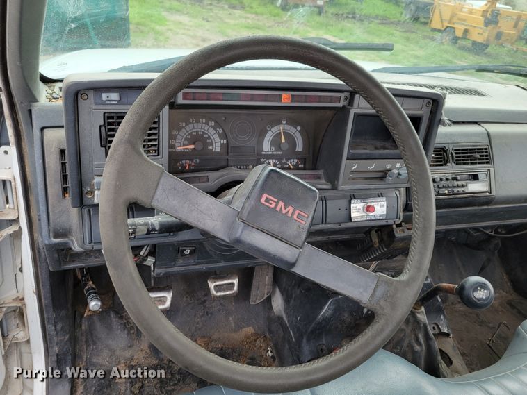 image for item DM2425 2000 GMC C7500  truck cab and chassis