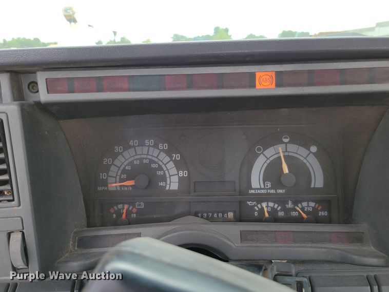 image for item DM2425 2000 GMC C7500  truck cab and chassis