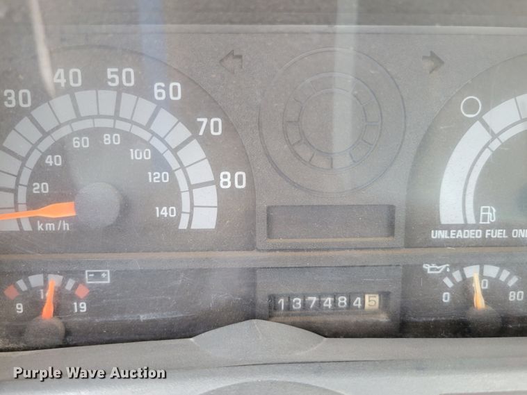 image for item DM2425 2000 GMC C7500  truck cab and chassis