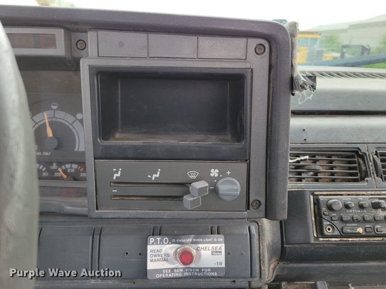 image for item DM2425 2000 GMC C7500  truck cab and chassis