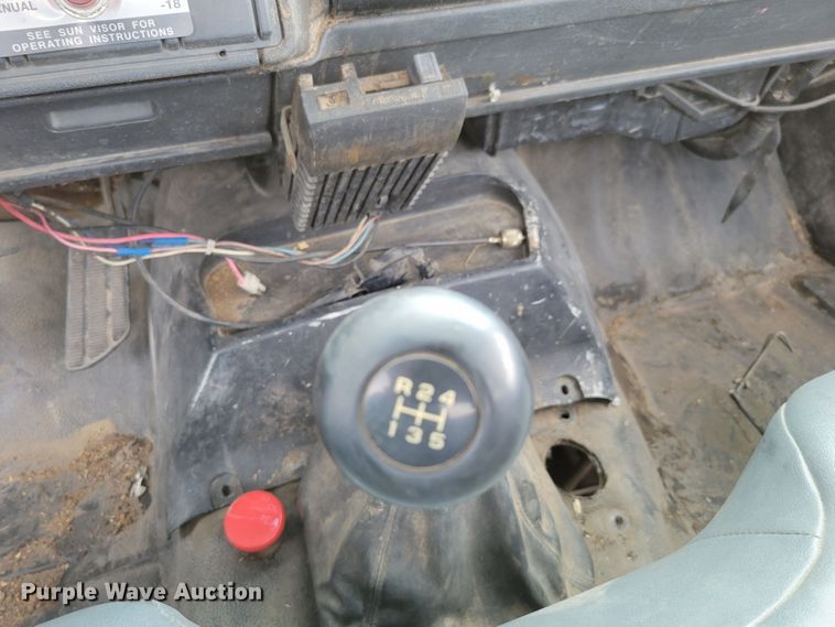 image for item DM2425 2000 GMC C7500  truck cab and chassis