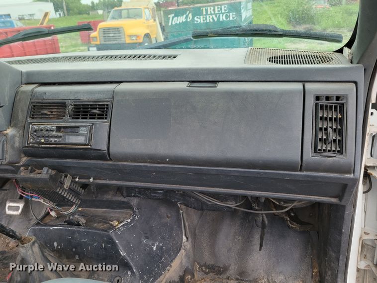 image for item DM2425 2000 GMC C7500  truck cab and chassis