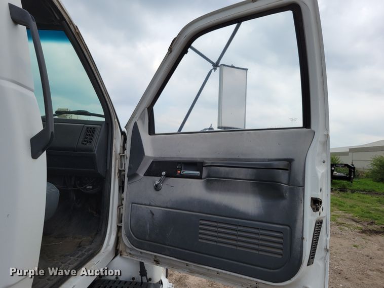 image for item DM2425 2000 GMC C7500  truck cab and chassis