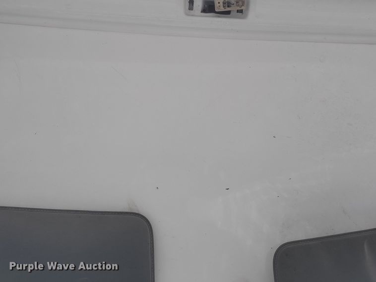 image for item DM2425 2000 GMC C7500  truck cab and chassis