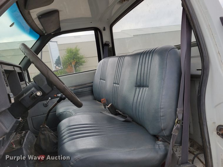 image for item DM2425 2000 GMC C7500  truck cab and chassis